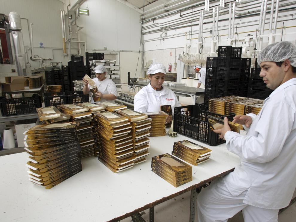 preparacion-de-los-turrones-fabricados-en-la-planta-que-chocolates-lacasa-tiene-en-la-localidad-zaragozana-de-utebo